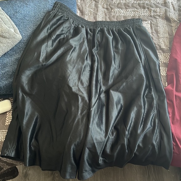 black shorts says large but fits an xl worn once - Picture 3 of 3